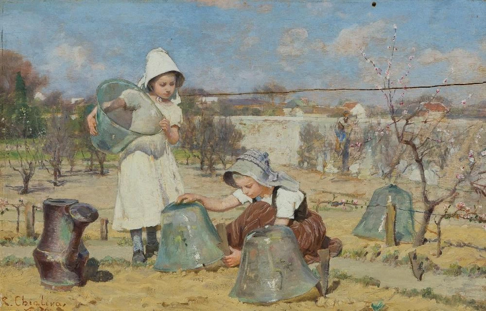 Due giovani ragazze che fanno giardinaggio, con un annaffiatoio e campane di vetro